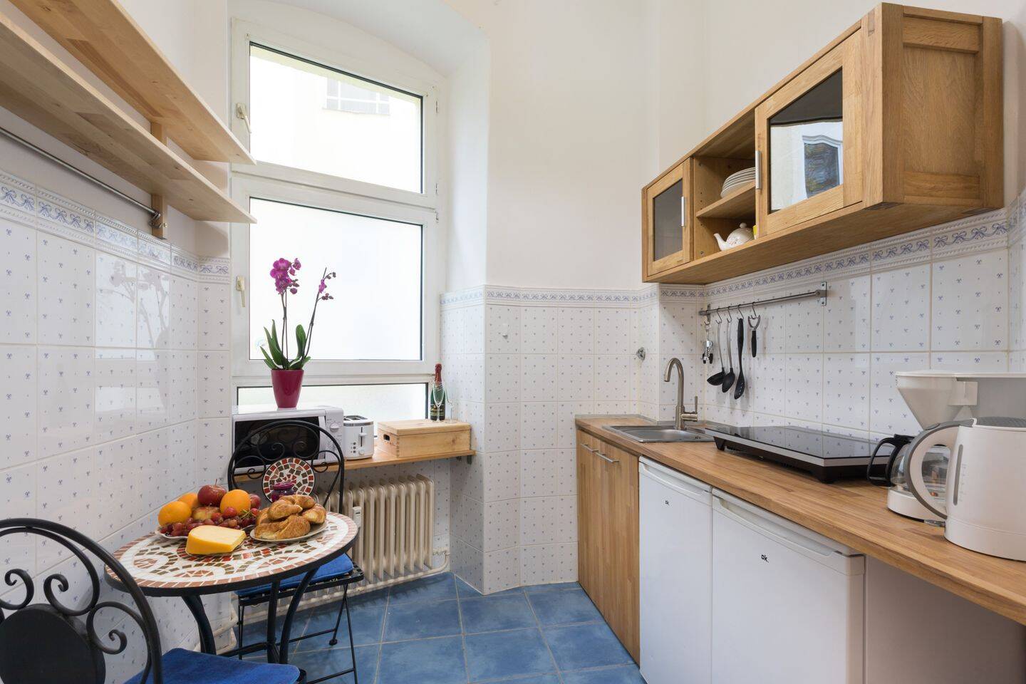 Gepflegter Altbau (44,1 m²) mit 2 separat begehbaren Zimmern & 3,5 m Deckenhöhe – ruhige Ku’damm-Seitenstraße | provisionsfrei – Berlin – Vorschaubild 8