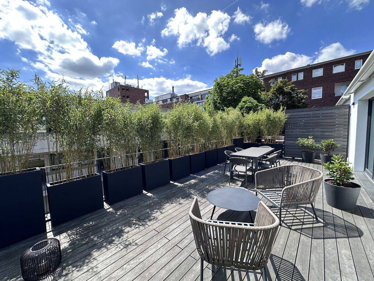 Winterhuder Eleganz: Bezugsfertiges 2-Zimmer-Penthouse mit 42 m² Süd-Dachterrasse - mit Einbauküche! – 22299 Hamburg – Bild 1 von 9