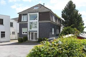 Sanierer aufgepasst! Freistehendes und teilsaniertes 1-3-Familienhaus in Remscheid