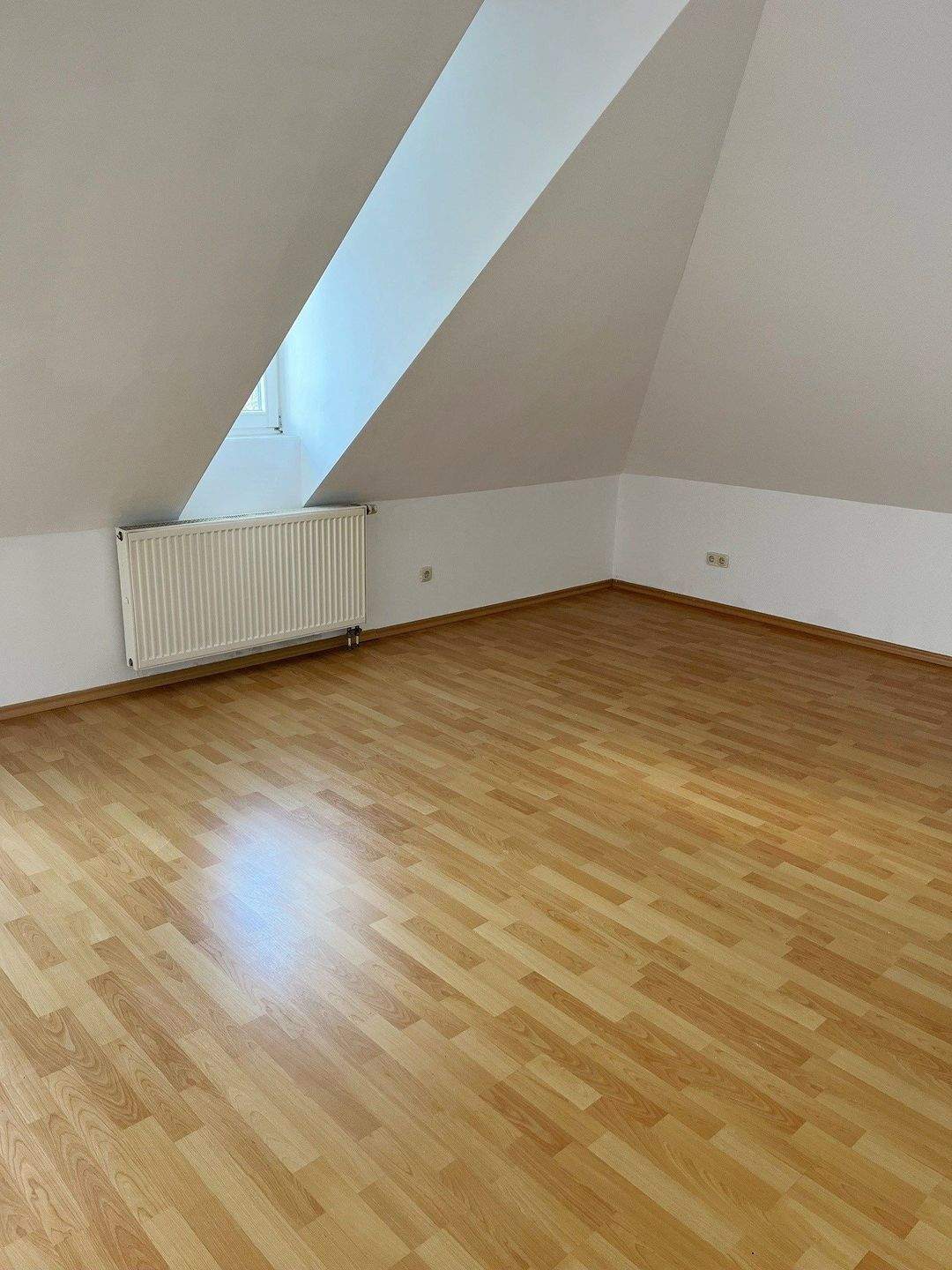 Bezugsfreies Dachgeschoss mit 2 Balkonen, EBK und attraktivem Grundriss – Berlin – Vorschaubild 2