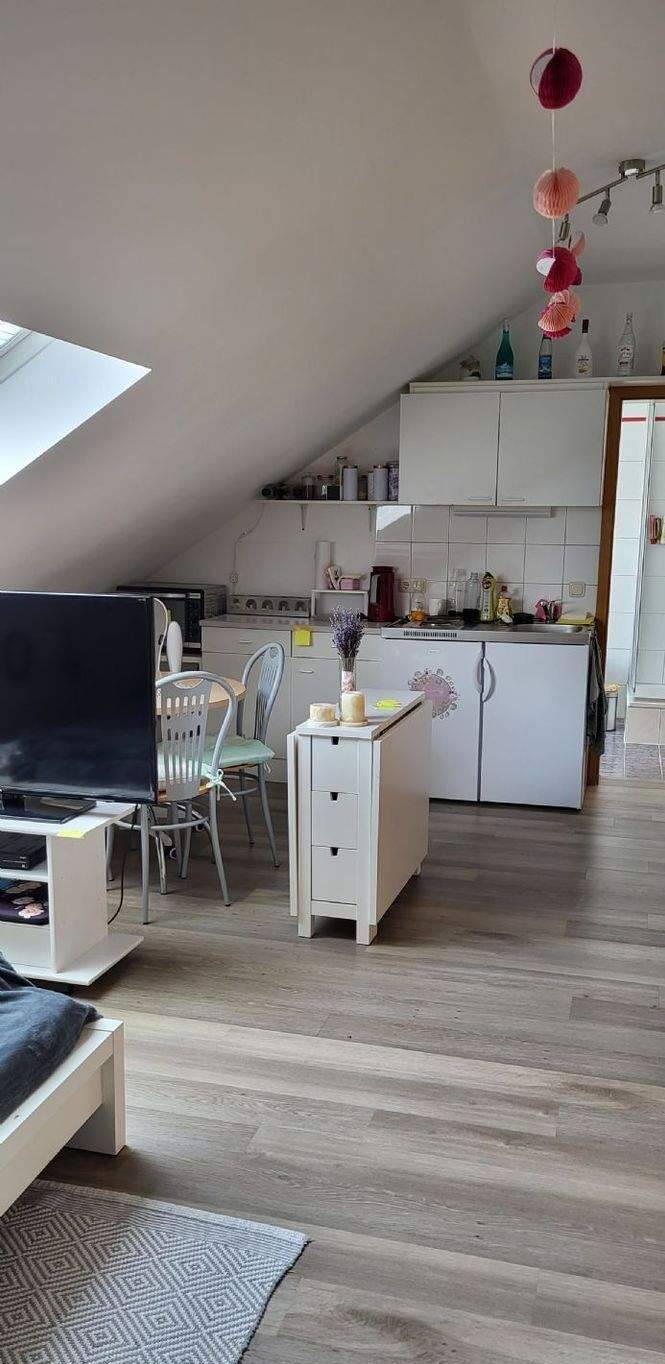 Helle und freundliche 1-Zimmerwohnung für Studenten ! Anfragen, bitte per E-Mail ! – Erlangen – Vorschaubild 2