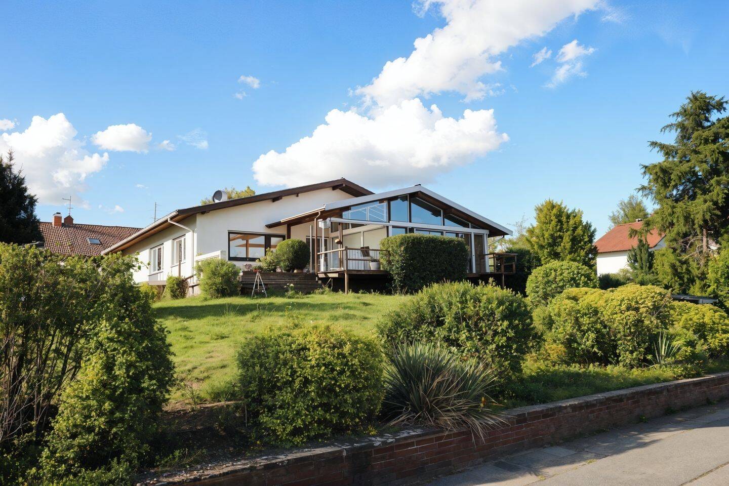 Familien-Traum: Großes Einfamilienhaus mit 348 m² Wohnfläche, Einliegerwohnung, Sauna & Wintergarten – Ober-Ramstadt – Bild 1 von 9