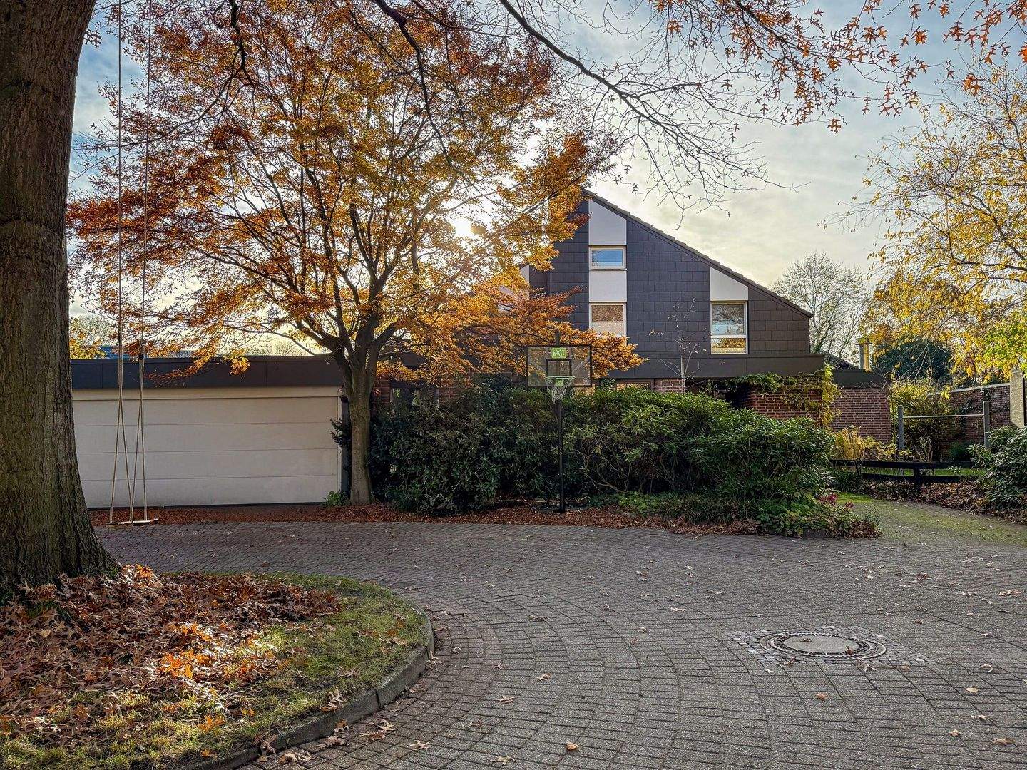Exklusives Wohnhaus mit Einliegerwohnung! 287 m² Wohnfläche, moderne Eleganz in zentraler Lage von Oldenburg! – Oldenburg – Bild 1 von 9