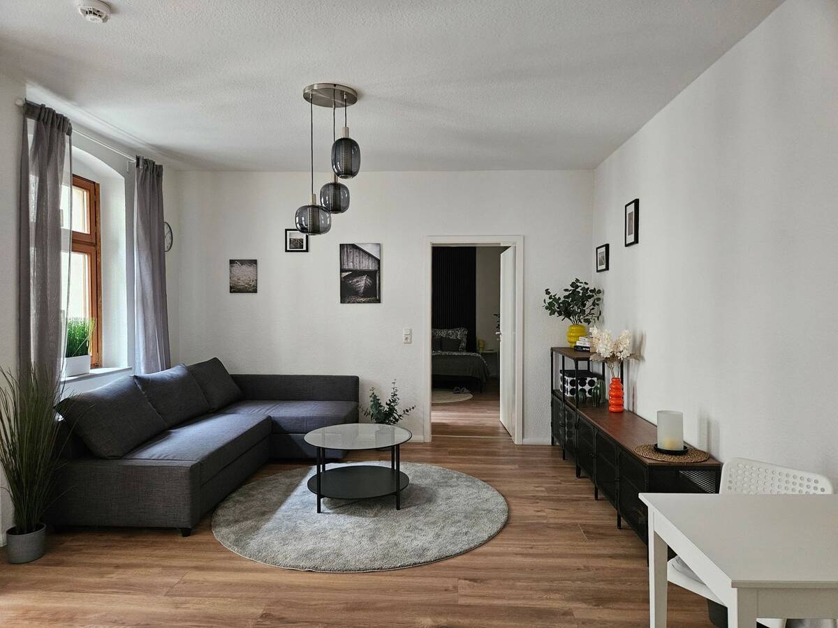Mit Video: Saniertes 2-Raum-Apartment mit Balkon (mit oder ohne Möblierung) – 39112 Magdeburg – Bild 1 von 9