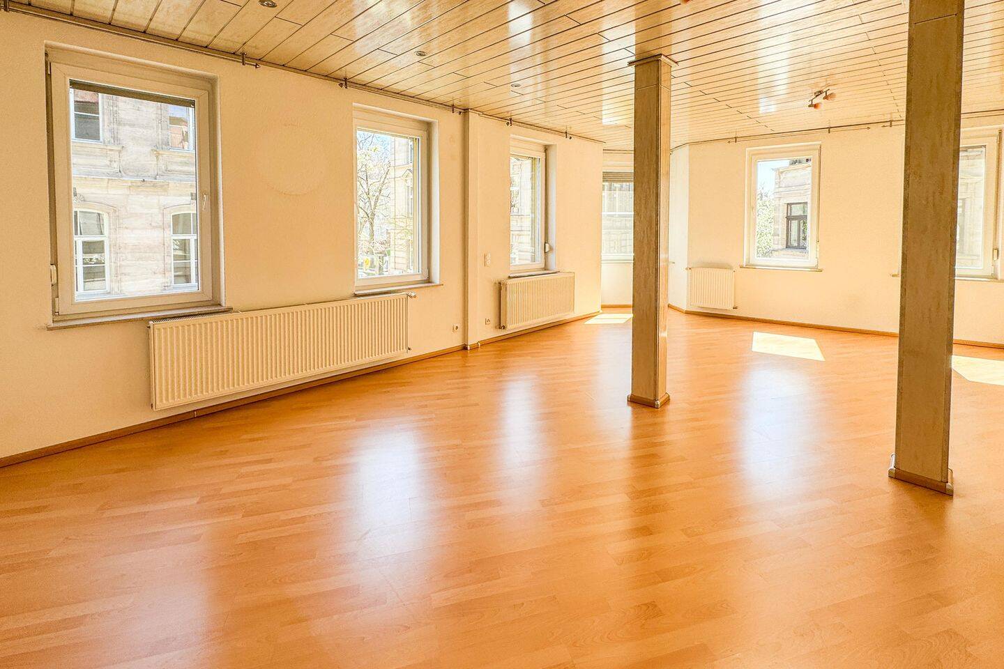 Bezugsfreie 4-Zimmer-Wohnung mit Balkon und zwei Bädern im Herzen von Fürth – Fürth – Bild 1 von 9