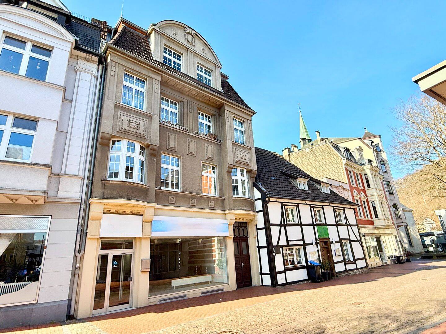 MODERNISIERT UND AUSSERGEWÖHNLICH: 4 WOHNUNGEN, 1 LADENLOKAL UND GARTENGRUNDSTÜCK !!! – Hagen – Vorschaubild 2