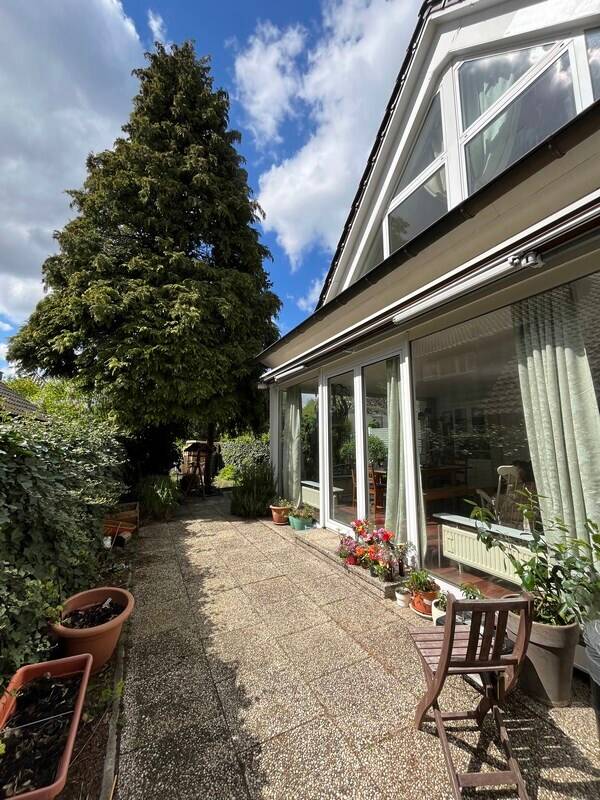 Wohnung mit eigenem Hausteil, großer Terrasse und Garten/ in Zweifamilienhaus