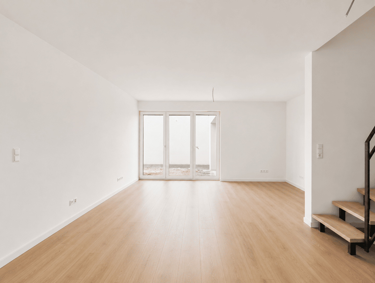 Modernes Neubau-Reihenmittelhaus mit Terrasse und Stellplatz