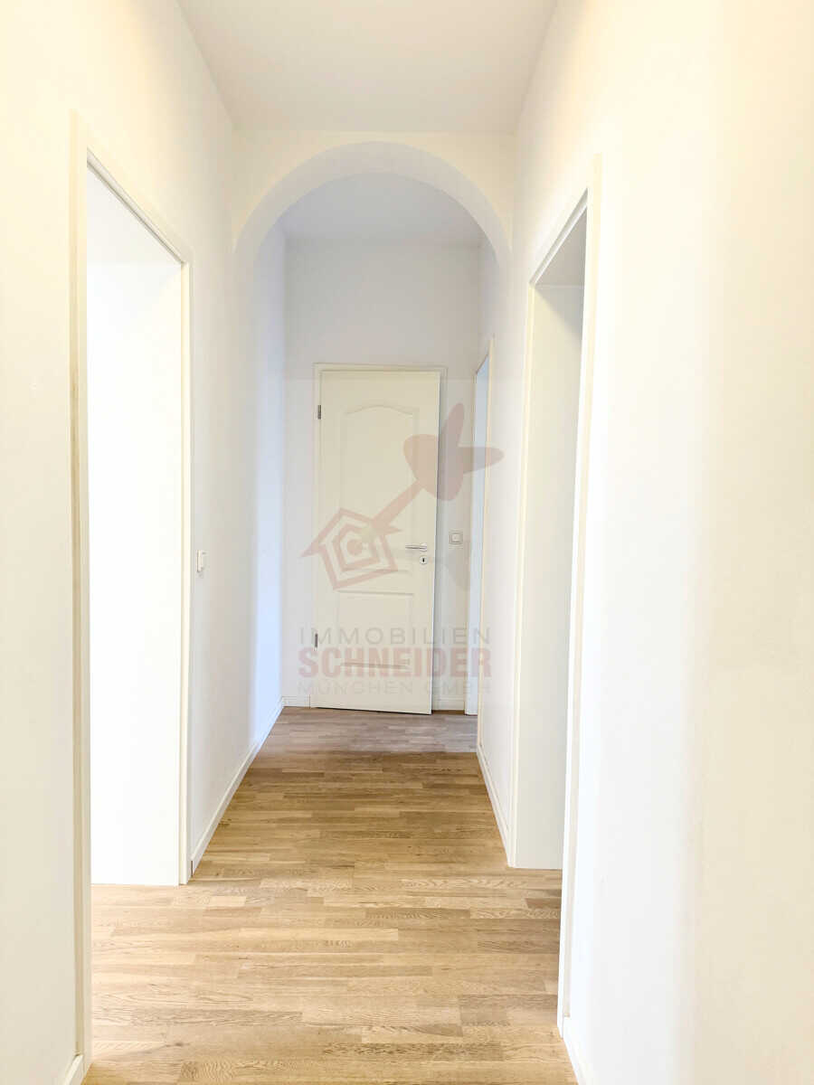 IMMOBILIEN SCHNEIDER - bezugsfreie denkmalgeschützte 2 Zi.- Altbauwohnung mit Balkon in bester Lage – München – Vorschaubild 2