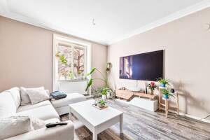 Traumhafte Altbauwohnung mit 2,80 m Stuckdecken, Loggia & hochwertiger Sanierung – 70178 Stuttgart – Vorschaubild 2