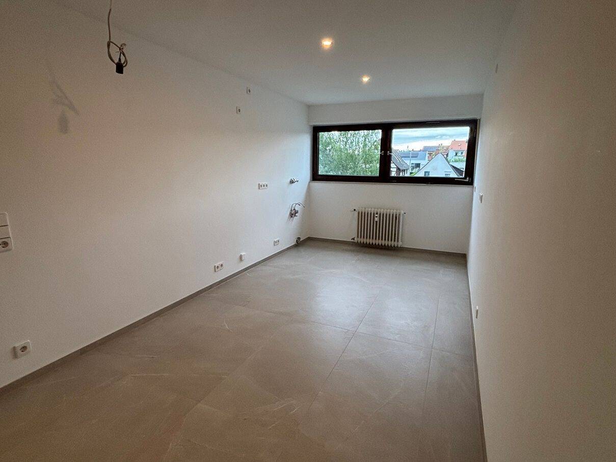 Kernsanierte 3-Zimmerwohnung mit großem Balkon, Blick ins Grüne und Stellplatz – Karlsruhe – Vorschaubild 3