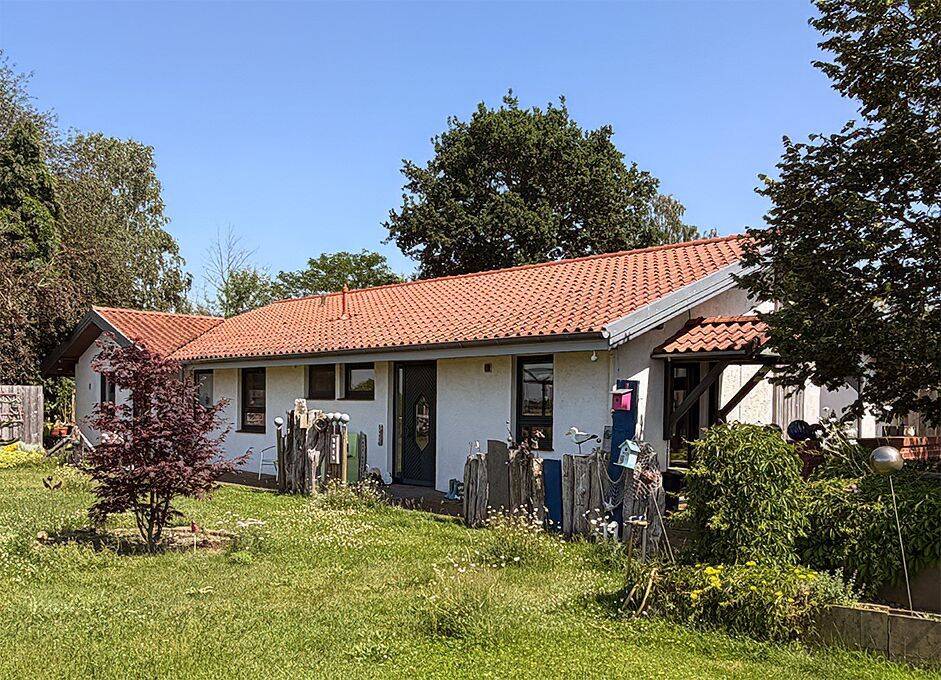 Emtinghausen: Wohnen im Grünen! Attraktives Einfamilienhaus auf 4.500 m² Traumgrundstück mit Teich.