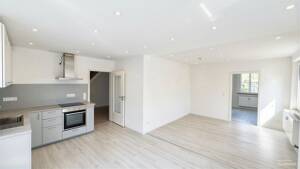 Sanierter Altbau mit Küche, Balkon und zwei Badezimmern – 91058 Erlangen – Vorschaubild 1