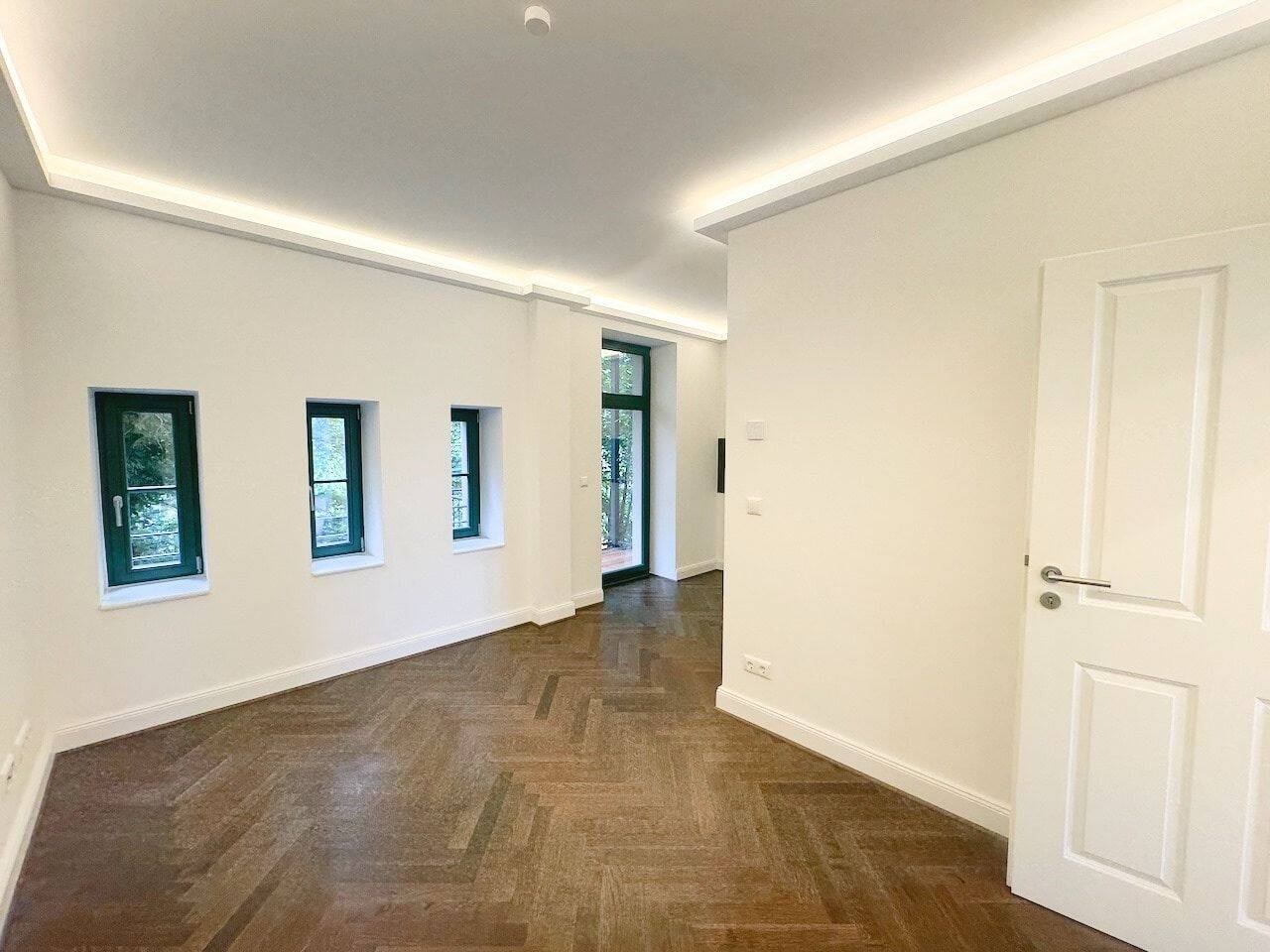 Erstbezug mit Stil! + Balkon + Parkett + Fußbodenheizung + tolles Bad mit Wanne & Dusche + LED-Licht