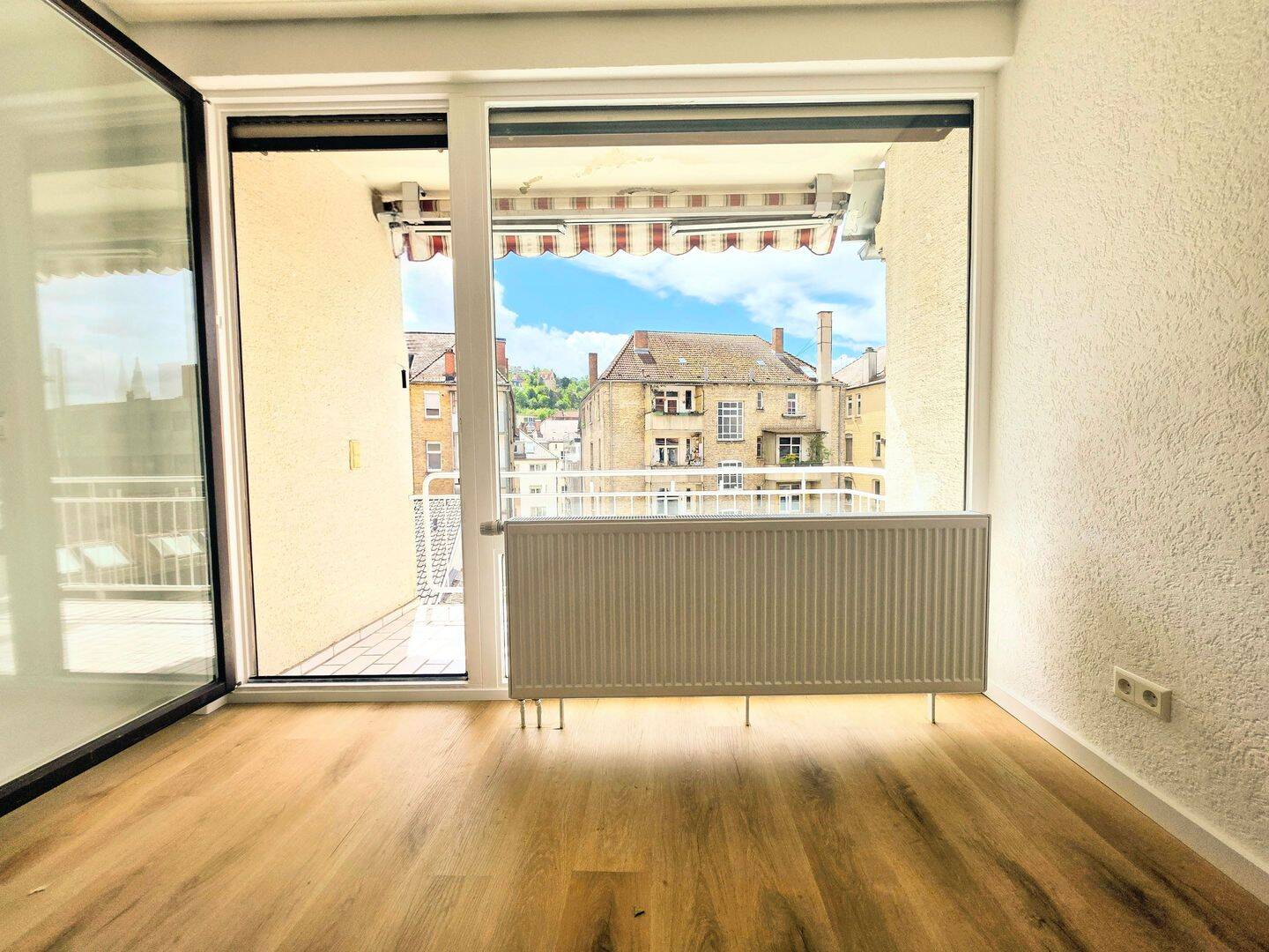Lichtdurchflutete 2-Zimmer Wohnung mit Südbalkon nähe Marienplatz – Stuttgart – Vorschaubild 2