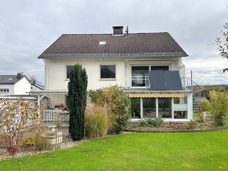 Viel Platz für die Familie oder auch Generationen! Sehr gepflegtes Zweifamilienhaus mit Doppelgarage in Warstein-Belecke! – Warstein – Bild 1 von 9