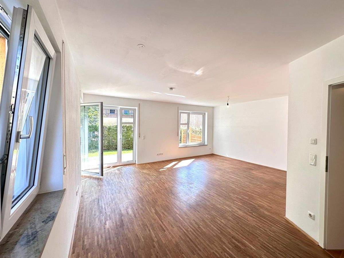WOHNHAUS - 2 WOHNEINHEITEN MIT DOPPELHAUSHÄLFTE-CHARAKTER, 2 GARAGEN, LINKE HÄLFTE SOFORT VERFÜGBAR! – Königsbrunn – Vorschaubild 5