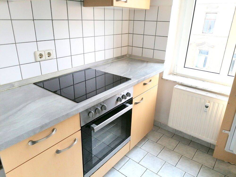 !! 3-Zimmer-Wohnung mit Einbauküche, Balkon und PKW-Stellplätzen !! – Chemnitz – Bild 1 von 9