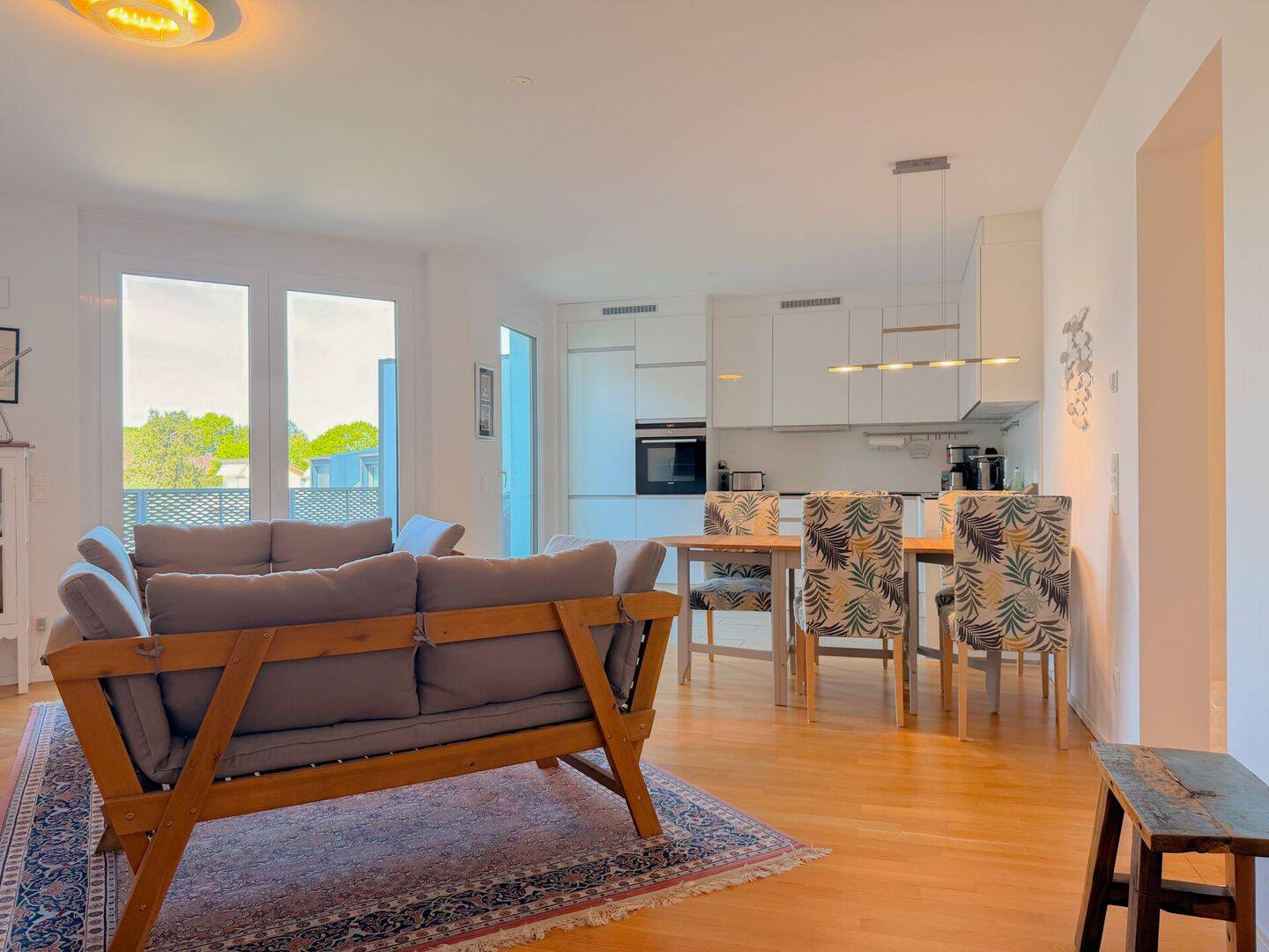 Möblierte 3-Zimmer-Wohnung mit Einbauküche, 2x Balkone und Stellplatz im gut angebundenen Pasing