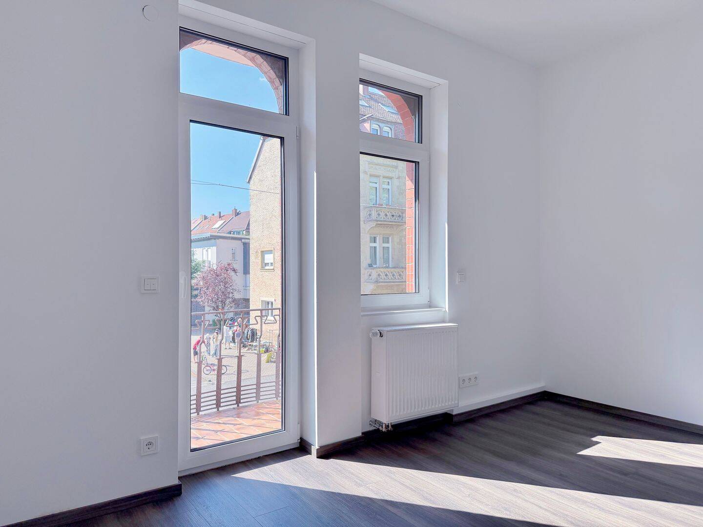 Erstbezug! Lichtdurchflutete und großzügige 2-Zimmer-Altbauwohnung mit 2 Balkonen. – Karlsruhe – Vorschaubild 3