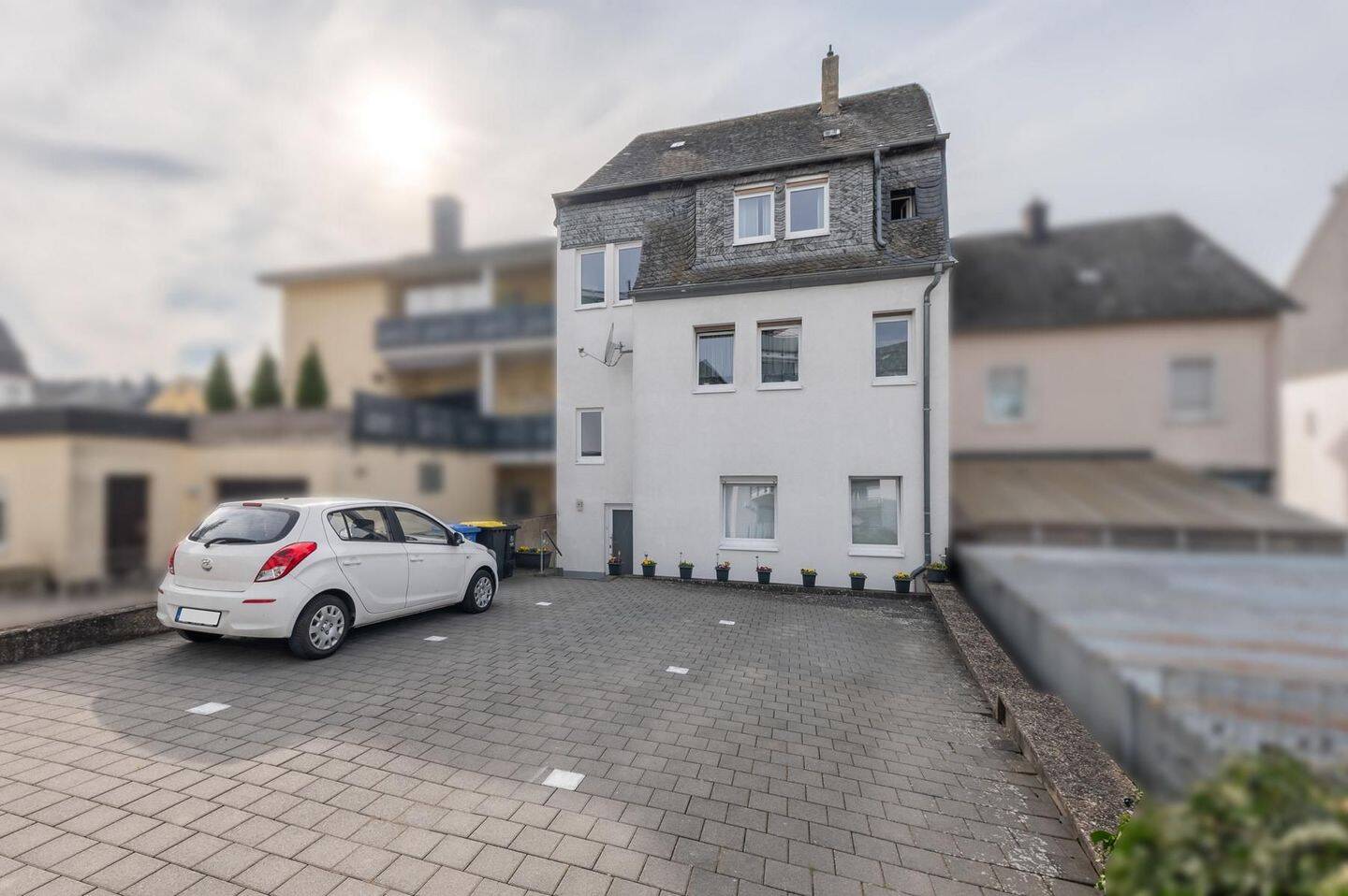 Kernsaniertes Dreifamilienhaus mit Charakter, drei Stellplätzen und soliden Mieteinnahmen – Kastellaun – Vorschaubild 4