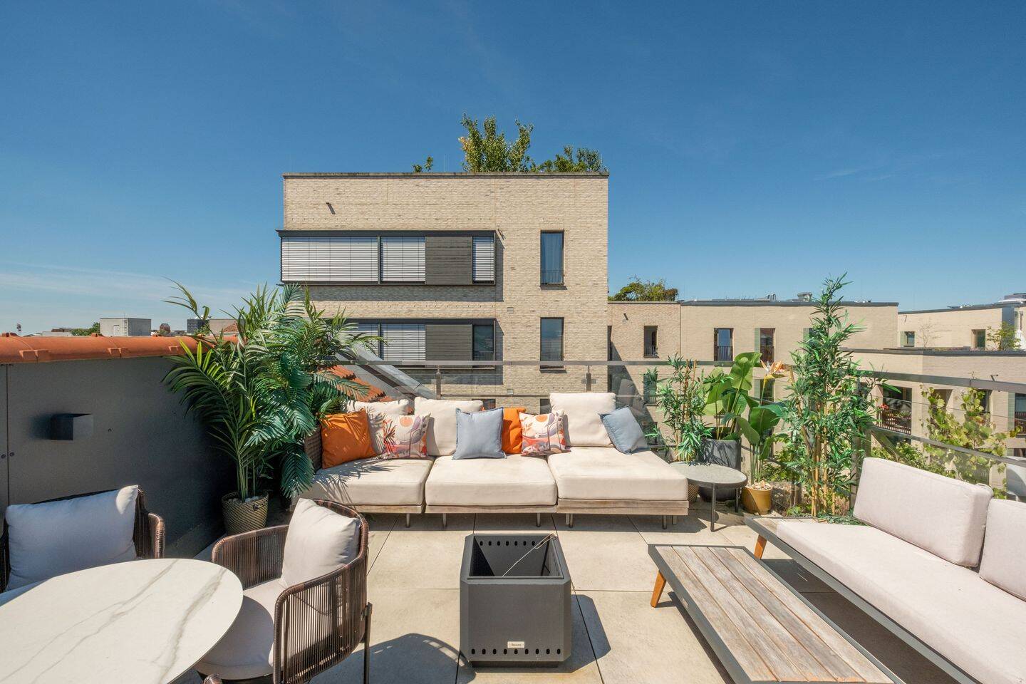 Außergewöhnliche 4-Zimmer-Penthouse-Wohnung mit zwei Terrassen in Berlin Mitte – Berlin – Vorschaubild 2