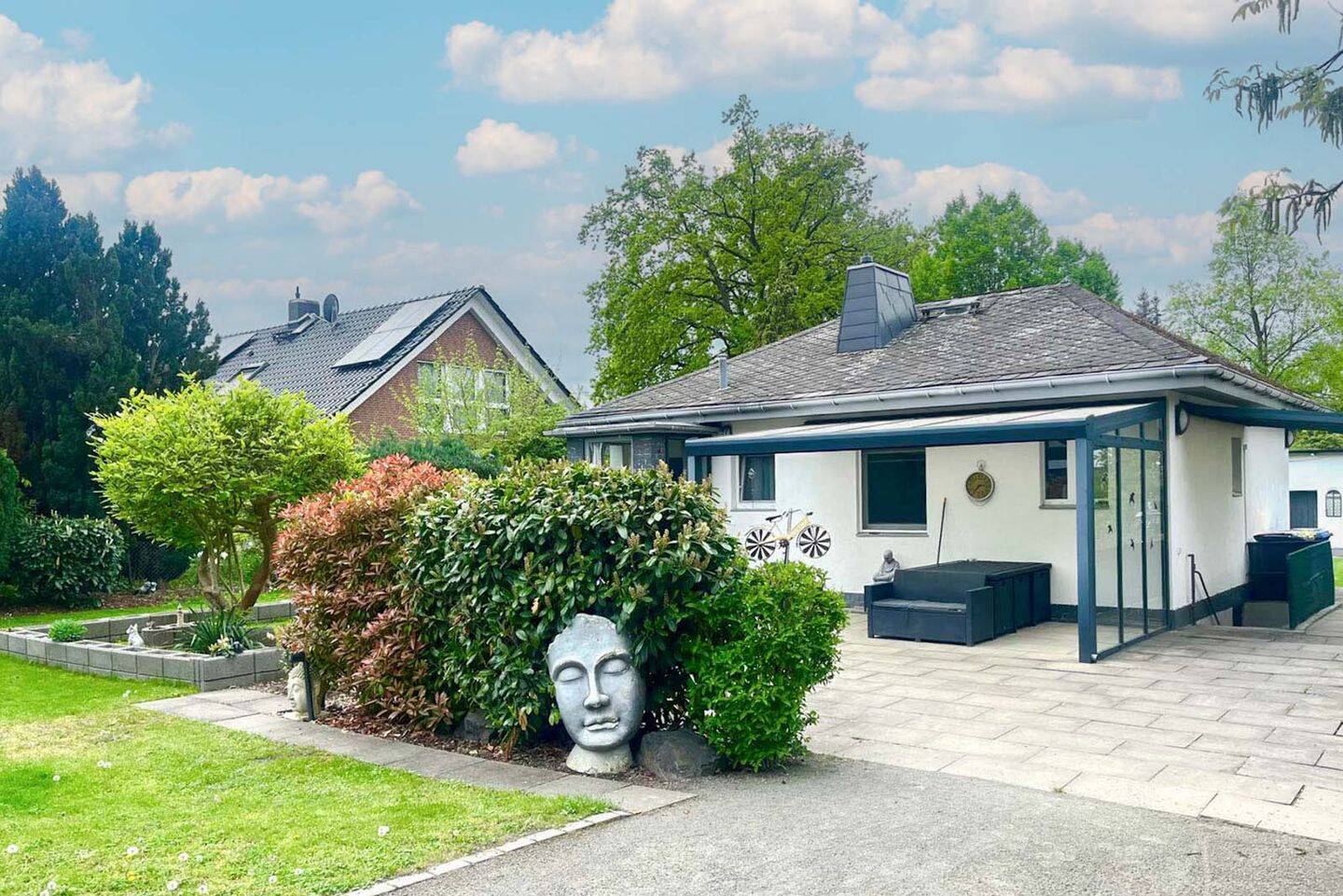 Modernisierter Bungalow mit großem Garten und zwei Terrassen in Steglitz-Zehlendorf