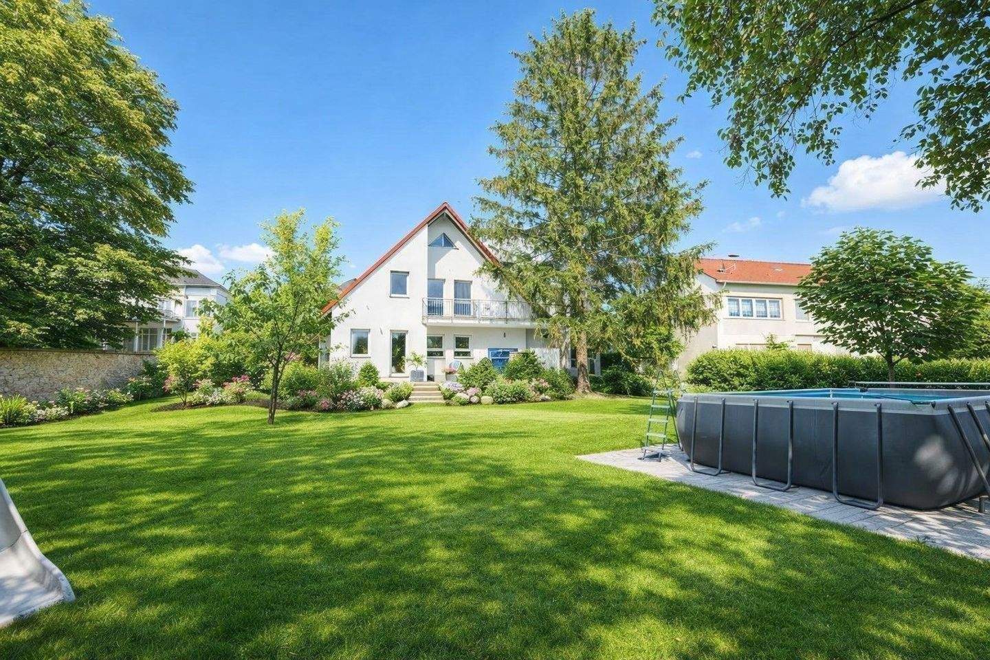 Modernes A+ Energieeffizienzhaus mit PV auf ca. 1.250 m² Traum-Grundstück