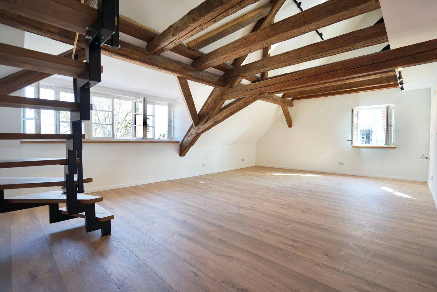 Großzügige 5-Zi. Maisonette mit Galerie und Masterbad - Wohnen über zwei Ebenen – Nürnberg – Vorschaubild 2