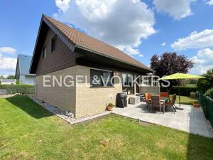 RESERVIERT!! Freistehendes Einfamilienhaus mit Wintergarten, Garage und gepflegten Außenanlagen