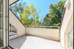 Eingebettet im Grünen - stilvolle 3-Zimmer-Dachgeschosswohnung mit Südterrasse – 81827 München – Vorschaubild 4