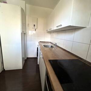 Lichtdurchflutetes 2-Zimmer-Raumwunder im 3. OG: Moderner Schnitt, Traumblick vom Balkon & separater Eingang! – 45143 Essen – Vorschaubild 3