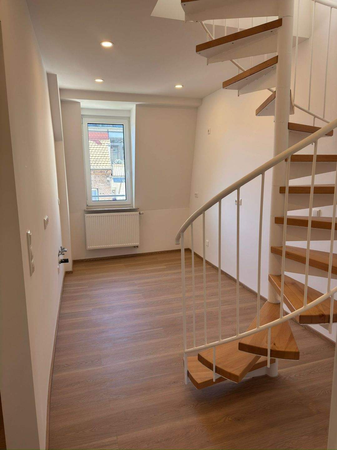 Charmante 3-Zimmer-Maisonettewohnung mit Balkon, Erstbezug nach kompletter Kernsanierung, in absolut ruhiger Bestlage in St. Peter, Nähe Wöhrder See – Nürnberg – Vorschaubild 5