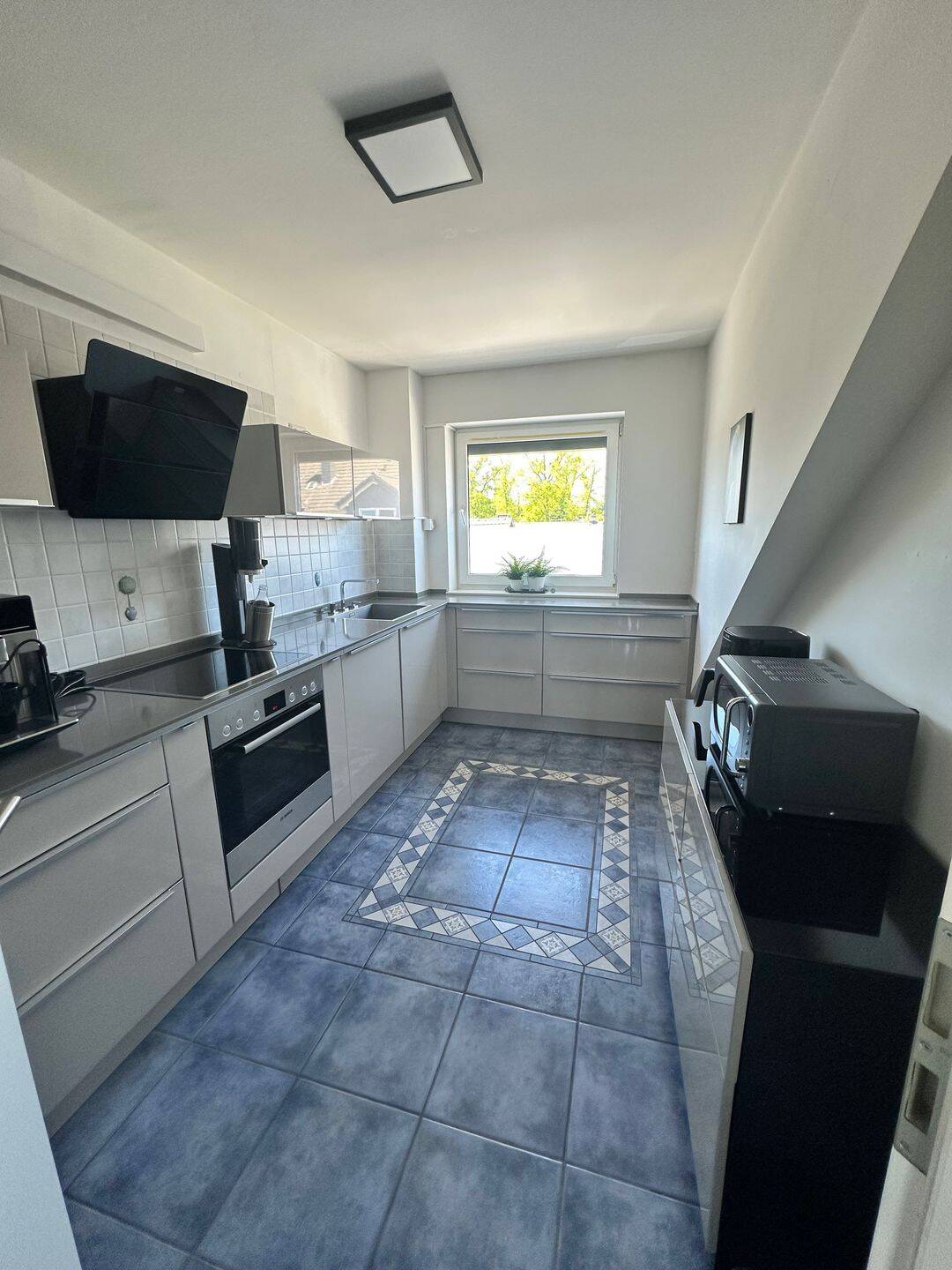 Wohnen mit Charakter: Helle 3–Zimmer Wohnung mit Balkon und EBK, Klima, Stellplatz – Köln – Vorschaubild 5