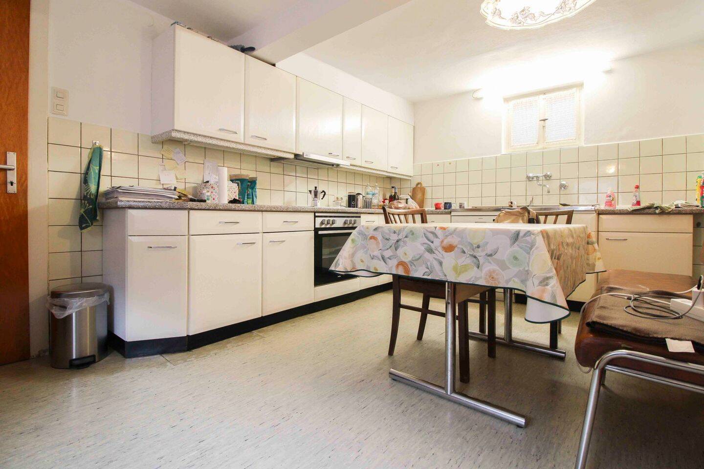 Vielseitiges Mehrfamilienhaus mit Scheune & 6 Garagen in ruhiger Sackgasse von Liederbach – Liederbach – Vorschaubild 2