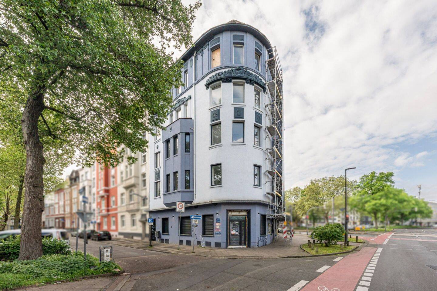 Value-Add Investment: Aufgeteiltes Wohn- & Geschäftshaus in zentraler Lage