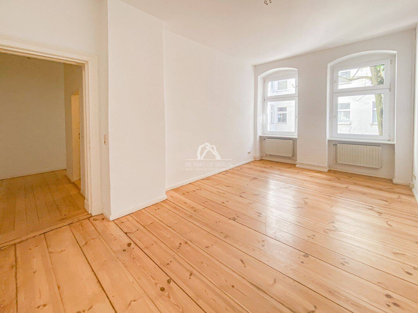 KLASSISCH SCHÖNE UND GEPFLEGTE ALTBAUWOHNUNG IN ERSTKLASSIGER LAGE AM REUTERPLATZ! PROVISIONSFREI!