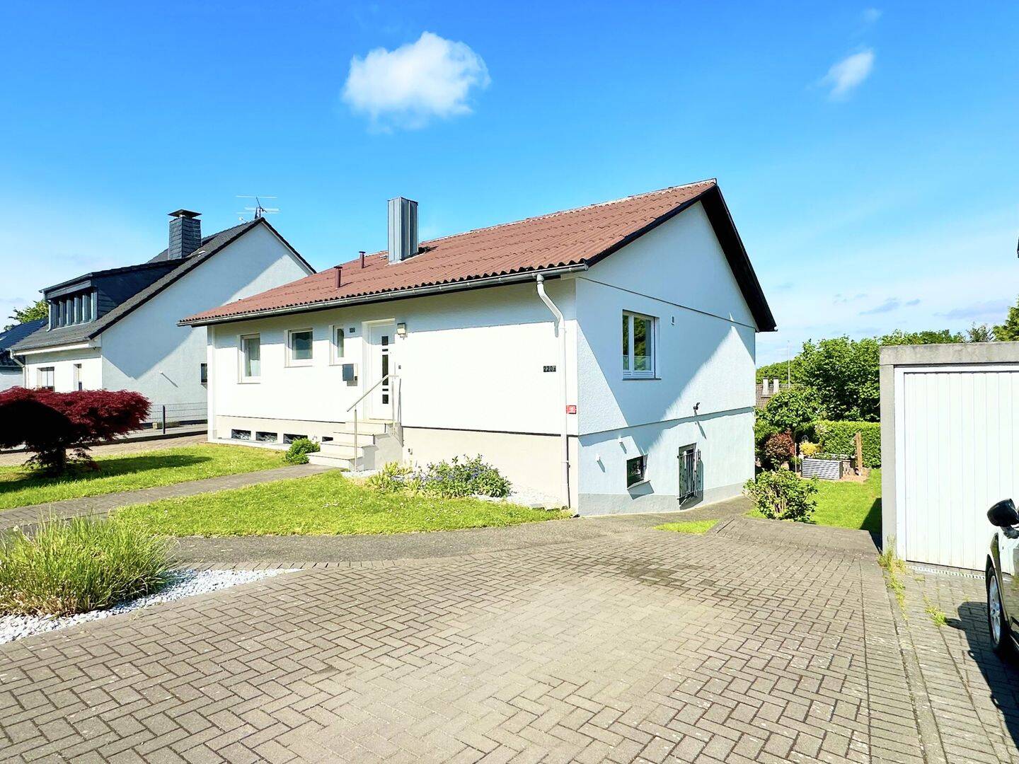 Gepflegtes Freistehendes Einfamilienhaus mit Anliegerwohnung, Gartenidylle, Terrasse und Garage