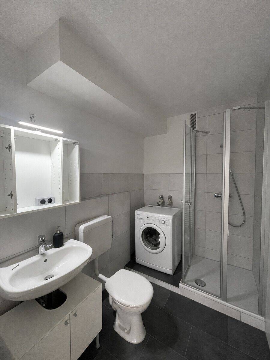 Sofort einziehen! Möbliertes Apartment mit neuem Bad, Fahrstuhl und Balkon in beliebter Lage – Hannover – Vorschaubild 2