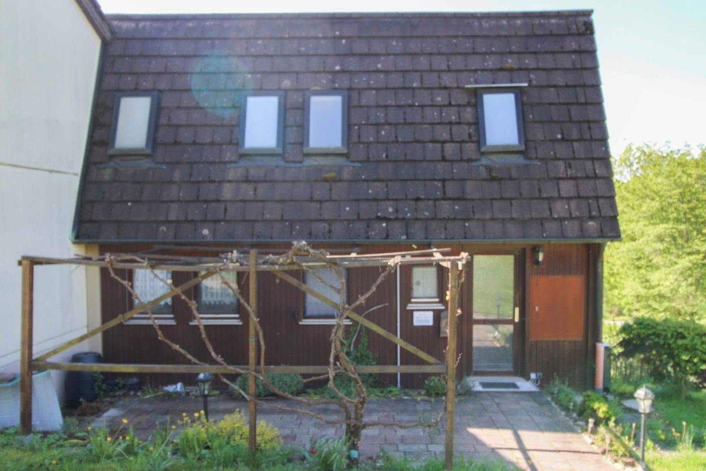 Familiendorf Waldachtal: Reiheneckhaus mit ELW, 2 Terrassen, 1 Balkon und 2 Stellplätze – Waldachtal – Bild 1 von 9
