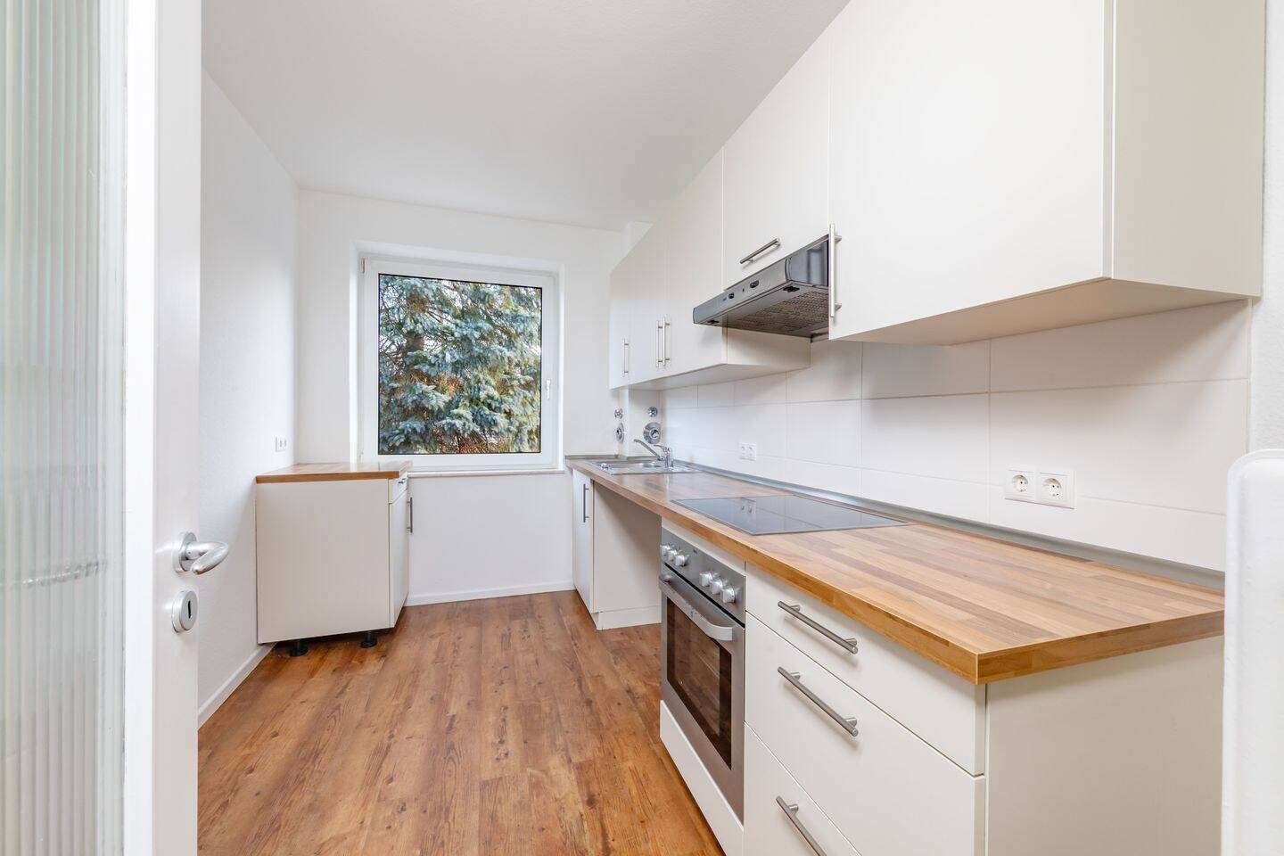 Ruhig gelegene Drei-Zimmer-Wohnung mit Balkon – Hamburg – Vorschaubild 4