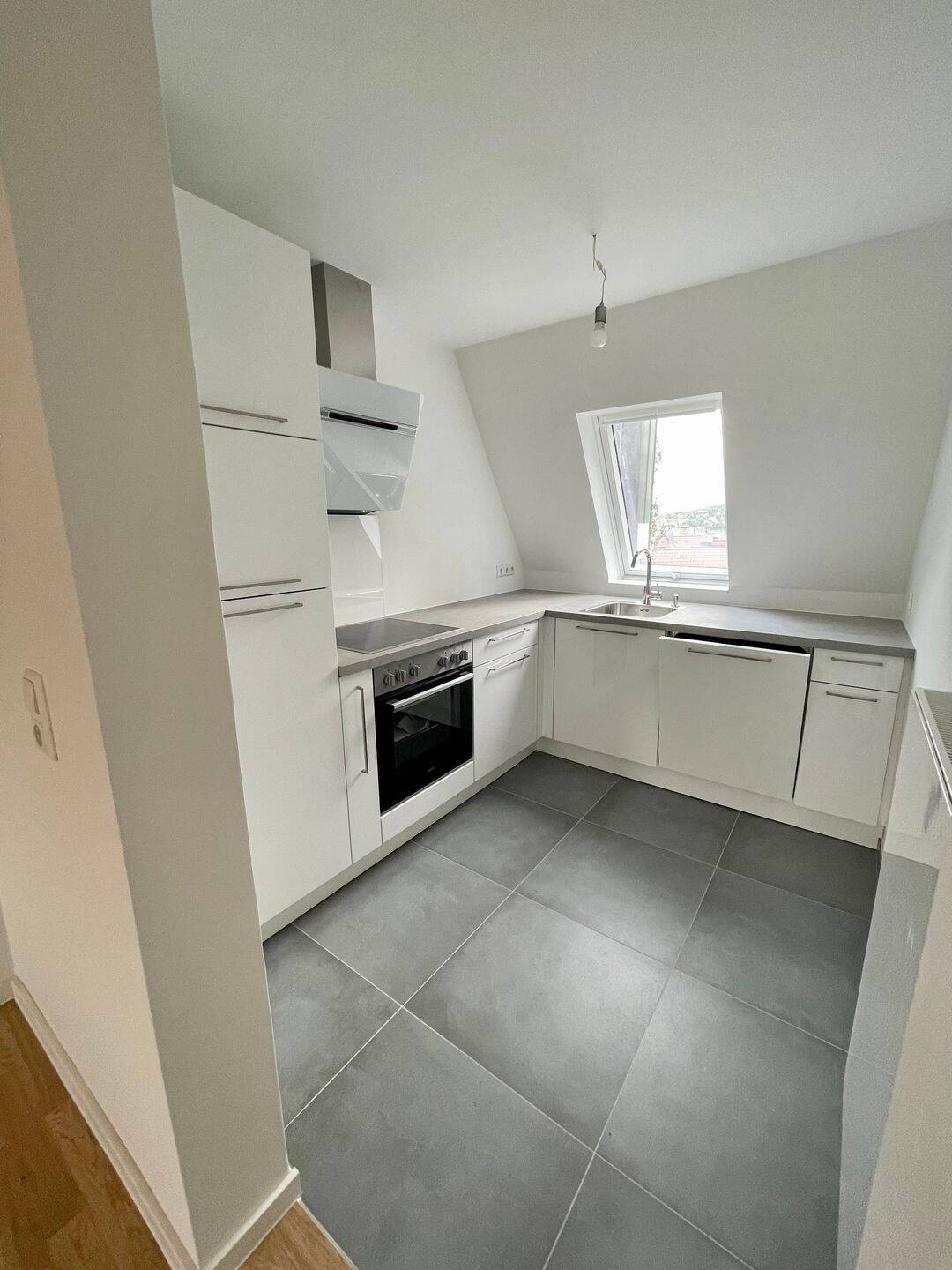Sanierte 2,5 Zimmer Wohnung direkt am Hölderlinplatz – Stuttgart – Vorschaubild 4