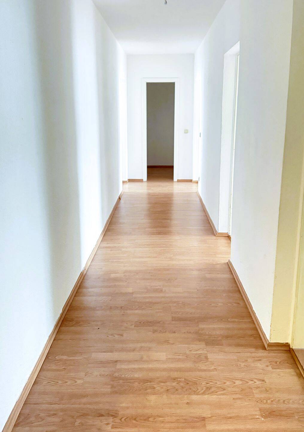 Großzügig geschnitten mit Balkon und Tageslichtbad – Magdeburg – Vorschaubild 2