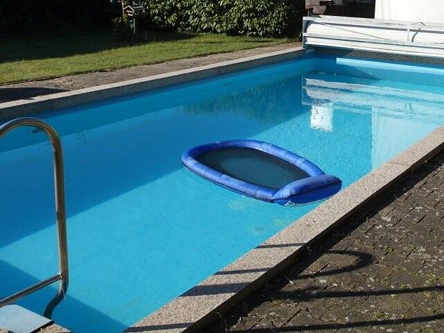 Sehr große ruhige Garten- und Pool-Wohnung mit Einbauküche, Garage, Kamin, Terrasse und Partyraum!