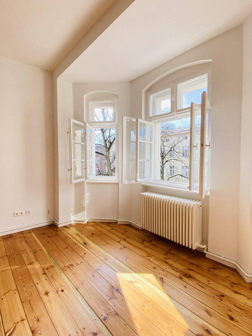 Sanierte 4-Zimmer-Altbauwohnung mit Traumgarten & Zugang zu den Ceciliengärten – Berlin – Vorschaubild 2
