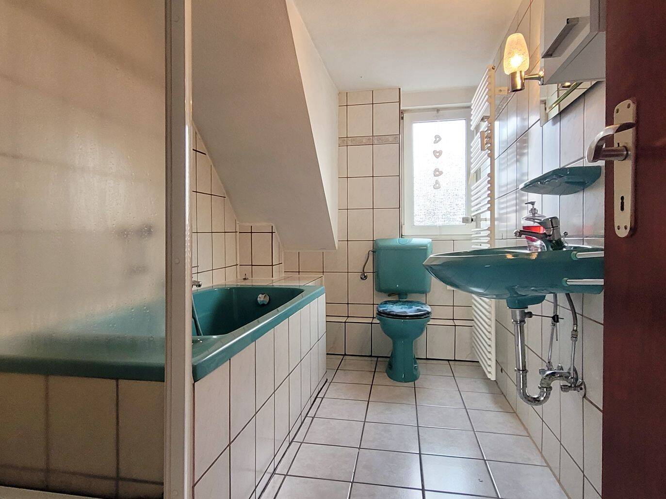 MANNELLA *Zentrale Lage mit Gartennutzung & Garage* Sonnige Dachgeschosswohnung in Troisdorf – Troisdorf – Vorschaubild 7