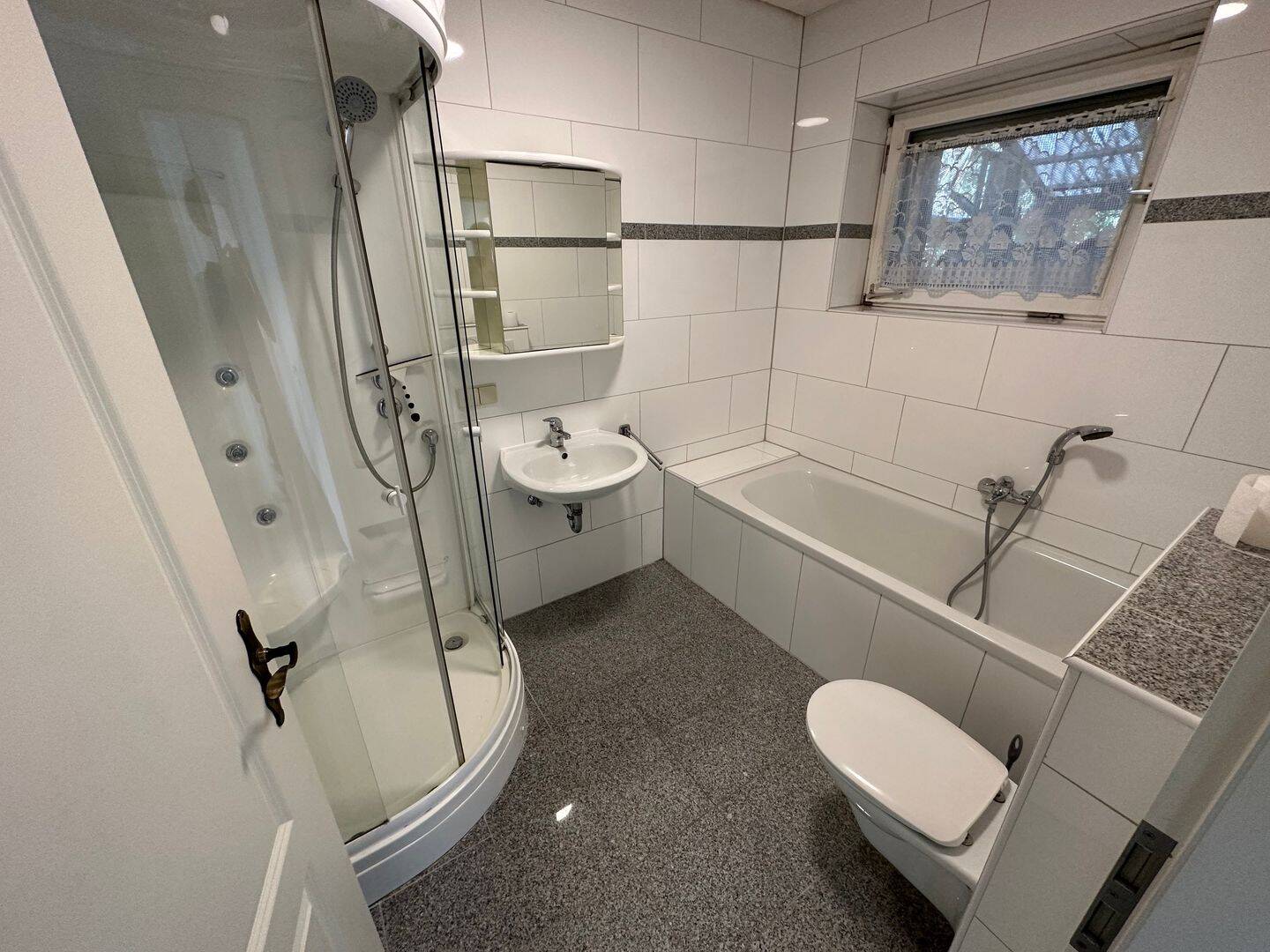Helle und großzügig geschnittene Hochparterre-Wohnung im Frauenland (nahe Universität) – Würzburg – Vorschaubild 8
