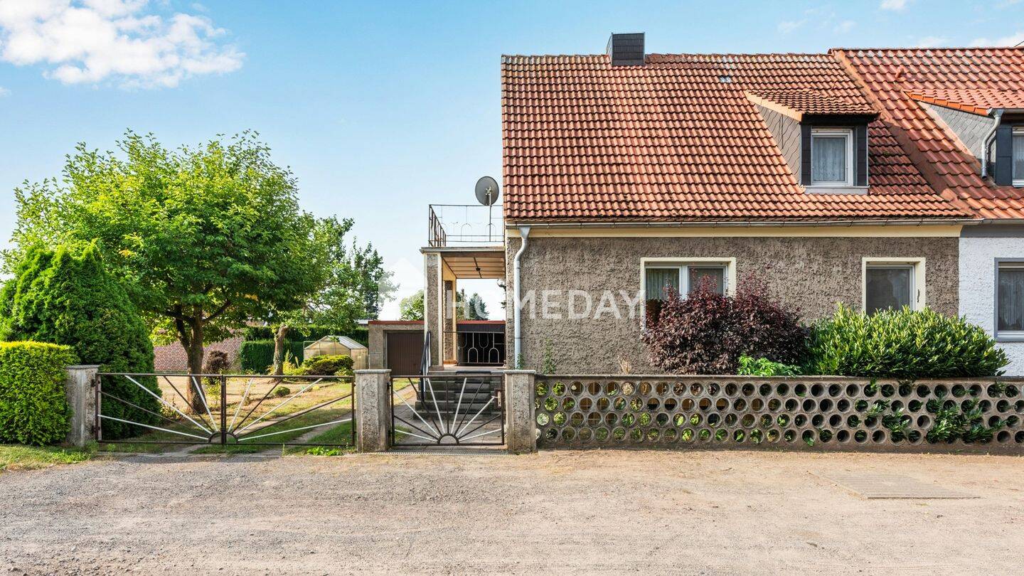 Familienfreundliche Doppelhaushälfte mit 5 Zimmern, Keller und schönem Garten – Burg – Bild 1 von 9