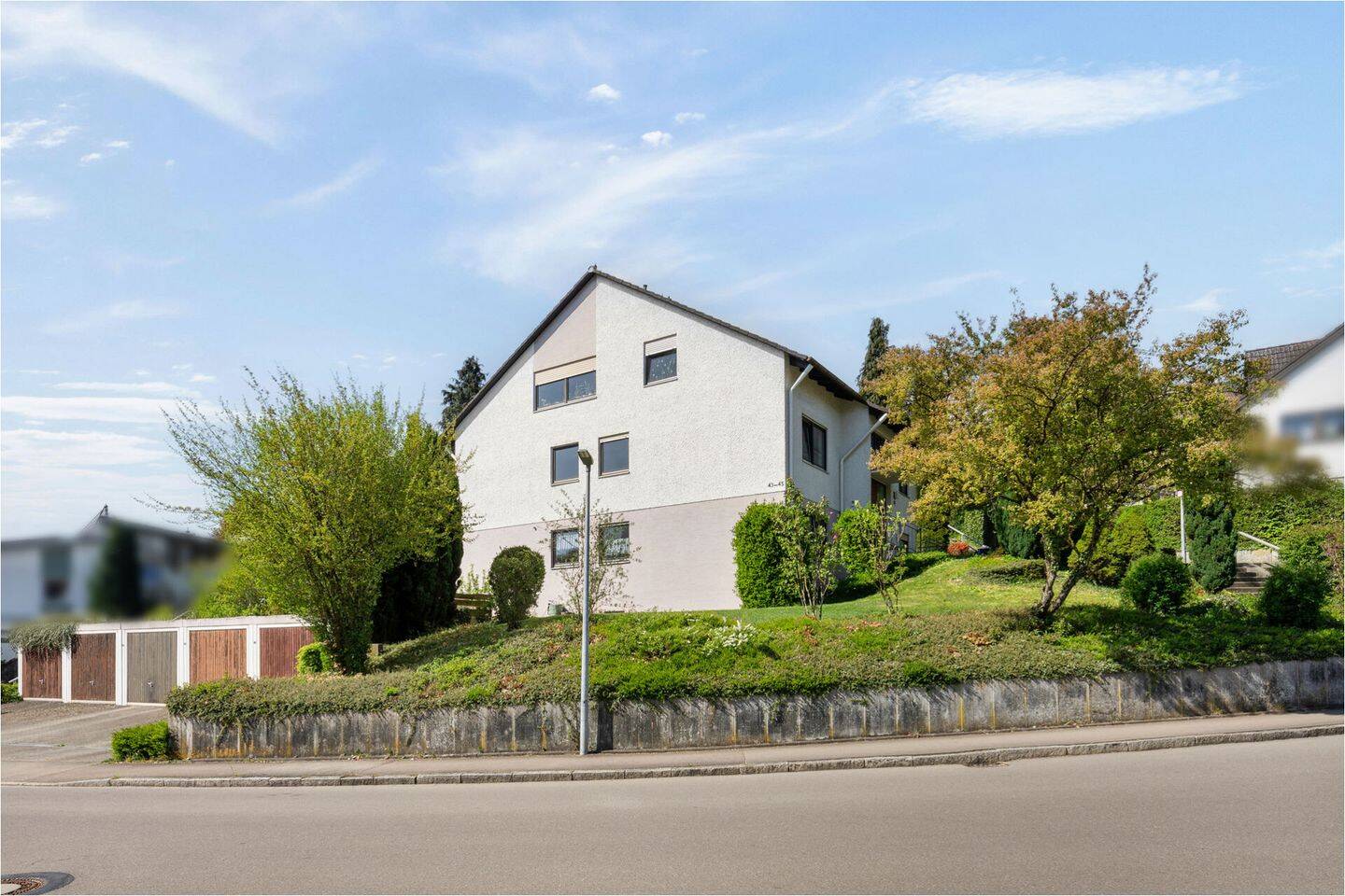Dreifamilienhaus in sehr guter Lage - zwei freie Einheiten mit Miet- und Wertsteigerungspotenzial – Elchingen – Vorschaubild 2