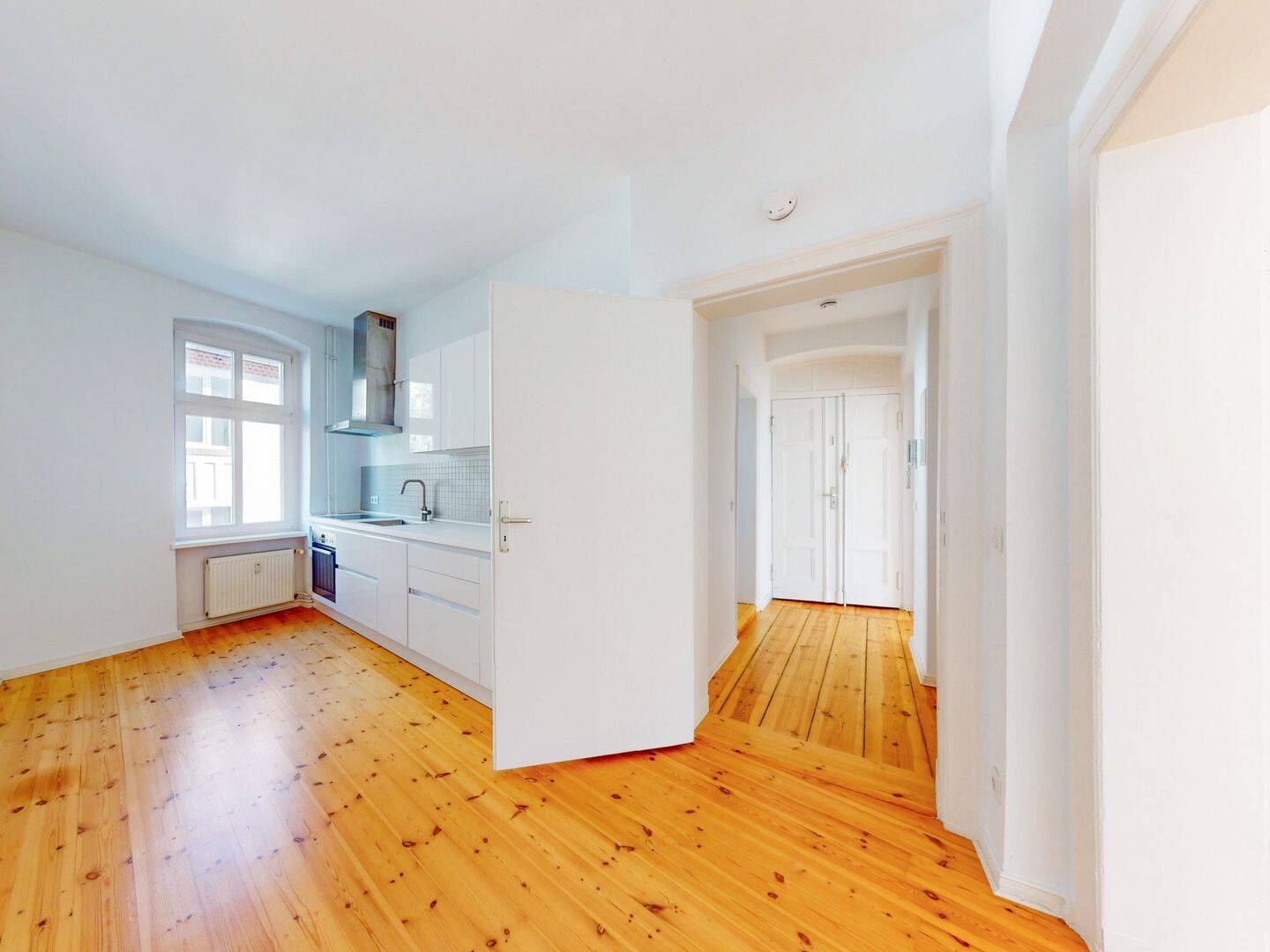 Bezugsfreie Wohnung im Altbau mit Dielen nahe Rosenthaler Platz – Berlin – Bild 1 von 9